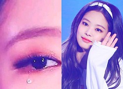 Dân tình choáng nặng vì hình ảnh Jennie (BLACKPINK) khóc ra giọt lệ hột xoàn Chanel trên sân khấu, nhưng sự thật là gì?