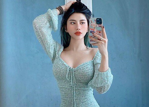 Diện váy siêu ngắn selfie trước gương, cô nàng gymer khoe đường cong bốc lửa làm CĐM ái ngại