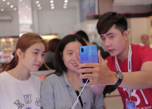 GenZ làm gì trên chiếc smartphone 4G của mình: Kết nối không giới hạn, giải trí hết ga và còn nhiều hơn thế nữa