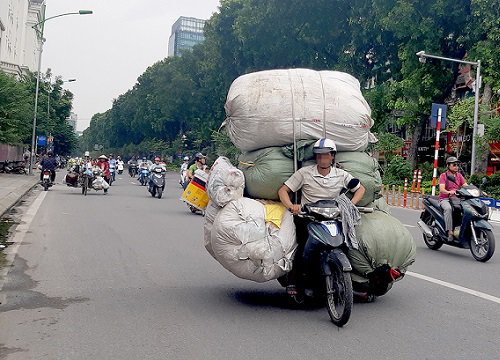 Giữa trưa nắng gắt, người đàn ông lái xe cà tàng gây chú ý với dòng chữ in đỏ gắn ở yên xe