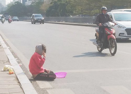 Hà Nội: Thót tim hình ảnh bé gái quỳ úp mặt giữa lòng đường bất chấp nguy hiểm