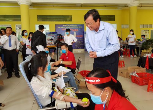 Hàng trăm sinh viên đại học Trà Vinh tham gia Ngày Chủ nhật đỏ