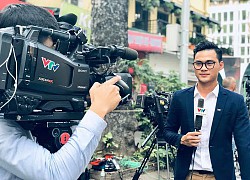 MC Thời sự nam trẻ nhất VTV khiến hội chị em &#8220;đứng hình&#8221; vì quá điển trai, biết thêm công việc bên ngoài của anh chàng lại càng bất ngờ hơn