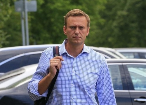 Navalny lên máy bay về Nga