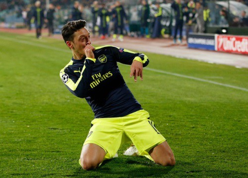 Ozil tự phá hỏng sự nghiệp trong 2 năm