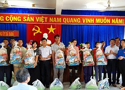 Tặng quà Tết cho hộ nghèo, hộ chính sách ở Phú Yên