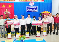 Bàn giao 5 căn nhà Đại đoàn kết cho hộ nghèo ở Tịnh Biên