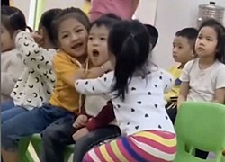 Bé trai mệt mỏi vì hai bạn gái giành nhau ôm