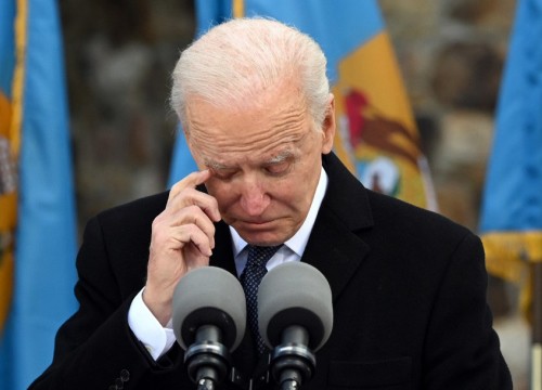 Biden bật khóc khi tạm biệt quê hương