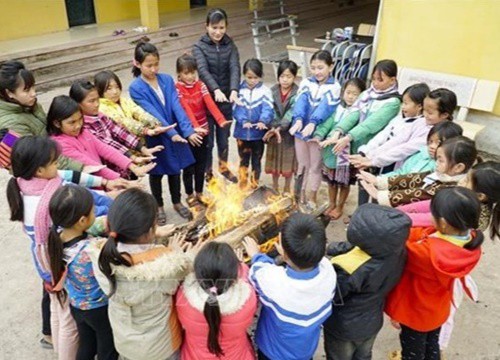 Các huyện biên giới ở Điện Biên chống rét cho học sinh