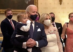 Cháu nội 8 tháng tuổi của Biden gây chú ý trong lễ nhậm chức