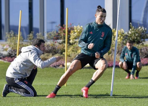 Đồng đội đến sợ vì Ronaldo... tập như điên