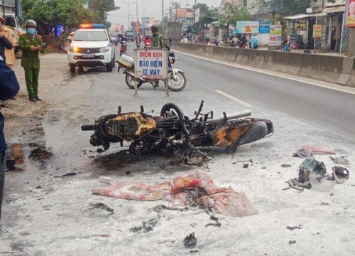 Hai xe máy bốc cháy sau tai nạn, một người bị bỏng