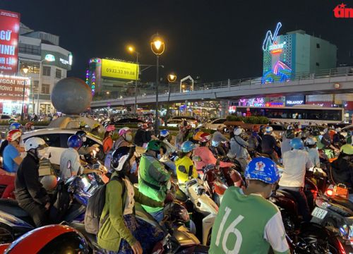 Hàng loạt tuyến đường ở TP Hồ Chí Minh ùn tắc nghiêm trọng