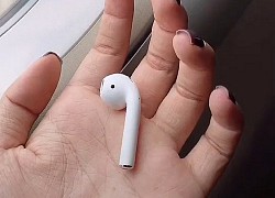 Lên máy bay, cô gái "đau đớn" nhìn 1 bên tai nghe AirPods rơi ngay trước mắt nhưng không thể lấy được