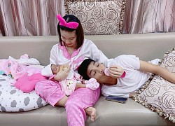 Mạc Văn Khoa "lầy lội" gối đầu lên chân vợ, dùng cả bình sữa của con