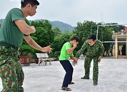 Người cha nuôi đặc biệt của cậu bé dân tộc Dao