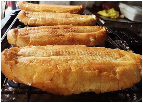 Quán bánh mì nướng muối ở Hà Nội ngày bán đến 500 chiếc, khách lúc nào cũng tấp nập