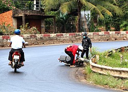 Thanh niên đi bộ sang đường ẩu gây họa cho hai người đi xe máy