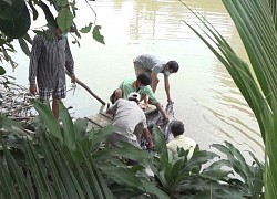 Thi thể người bán vé số nổi trên kênh