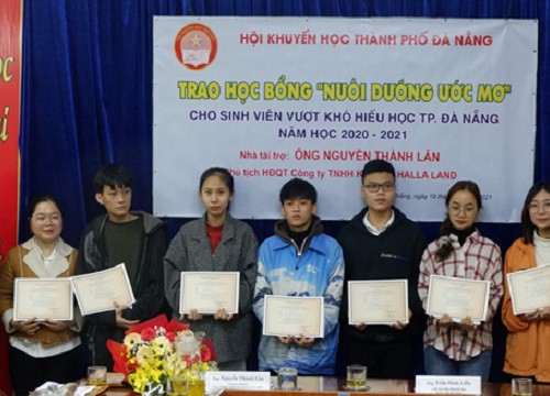 Trao học bổng "Nuôi dưỡng ước mơ" cho 10 sinh viên nghèo vượt khó