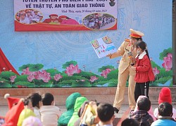 Tuyên truyền pháp luật ATGT, tặng quà cho học sinh khó khăn tại Quảng Trị