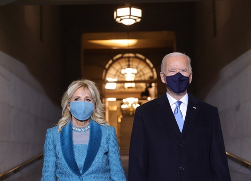 Váy xanh mòng két của đệ nhất phu nhân Jill Biden nói lên điều gì?