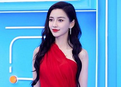 Angelababy bị chê mặc váy như quấn khăn lên người, xài đi xài lại một món phụ kiện