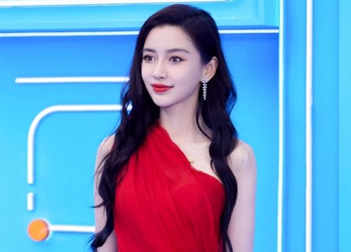 Angelababy bị chê mặc váy như quấn khăn lên người, xài đi xài lại một món phụ kiện