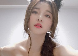 Bị quấy rối ngay trên sóng khi ra ngoài ăn trưa, nữ streamer xinh đẹp bức xúc, cởi cả quần để chứng minh "trong sạch"