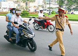 Clip: CSGT nhờ xe ôm công nghệ đuổi theo ô tô bỏ chạy trên phố Hà Nội, cái kết khiến tất cả tò mò