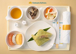 HOT: Giúp mọi người cảm nhận rõ hương vị Tết ngay cả khi bay, Vietnam Airlines quyết đưa bánh chưng, dưa hành, xôi gấc bày đầy đủ trên mâm để phục vụ khách