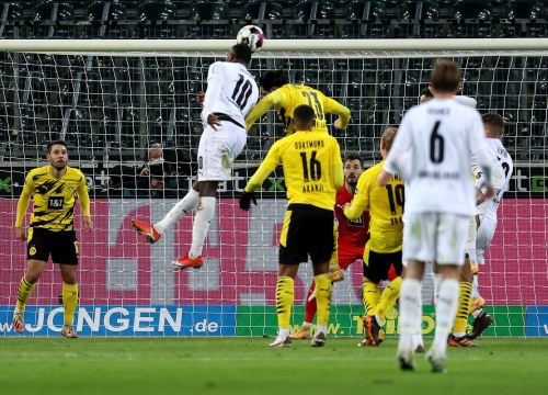 Kết quả Bundesliga: Thua Monchengladbach, Dortmund rơi khỏi top 4