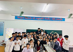 Khi học Hóa mãi không thuộc, học sinh nhanh trí làm bùa giỏi hóa dán khắp người nhưng vẫn không quên 'cà khịa' bạn một câu