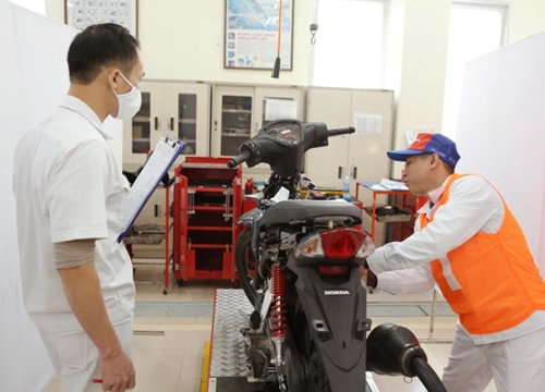 Kỹ thuật viên dịch vụ và nhân viên phụ tùng Honda so tài cân não