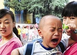 Ngày đầu tiên đi học mẫu giáo, cậu bé khóc lóc chán chê 1 hồi rồi có hành động "ngoài sức tưởng tượng" khiến ai cũng phải cười bò