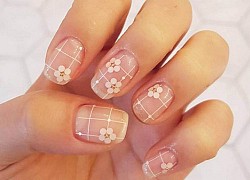 Thanh niên chờ bạn gái 2 tiếng làm nail, còn cúi người xỏ dép hộ