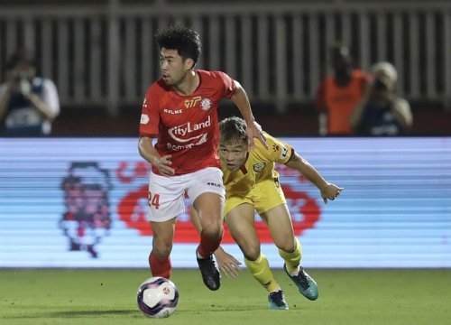 Bầu Đức xuất hiện trên khán đài trong ngày Lee Nguyễn 'tái xuất' V-League