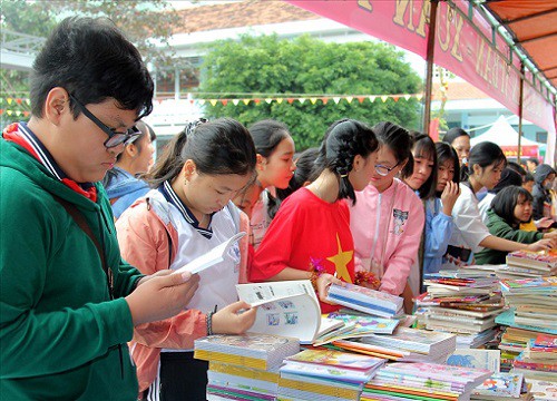 Bình Định: Học sinh bán hàng, gây quỹ giúp bạn nghèo xây nhà