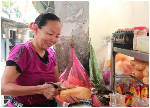 Bánh mì chảo 'bê đê' khiến người Sài Gòn đến ăn là phụ, nói chuyện cô chủ là chính