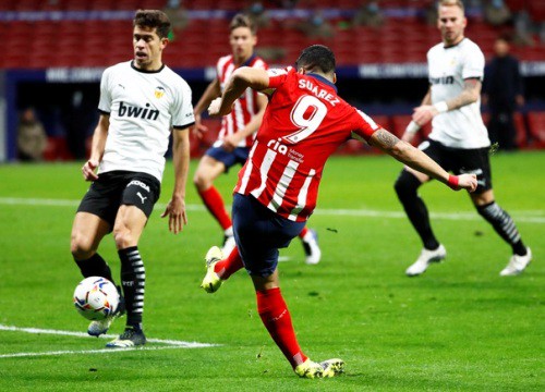 Luis Suarez thăng hoa, Atletico bỏ xa Real Madrid 7 điểm