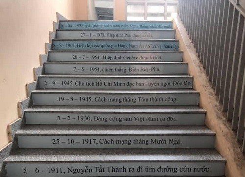 Nhà trường dán mỗi bậc cầu thang một câu slogan về học tập, dân mạng thích thú: Đúng là mỗi bước chân một tri thức