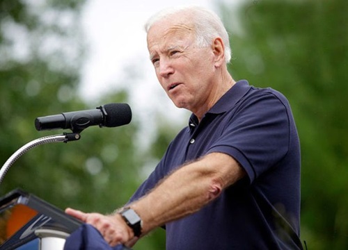 Tổng thống Mỹ Joe Biden chứng minh quyền lực qua chiếc đồng hồ đeo tay