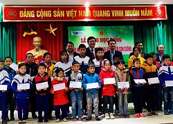 Trao học bổng cho học sinh nghèo ở Nghệ An