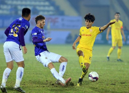 V.League 2021: Mặt sân trở thành tâm điểm chỉ trích