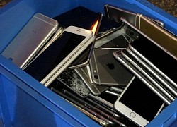 Xe tải tông nhau khiến hàng trăm chiếc iPhone nằm la liệt trên đường, rất may không có ai "hôi của"