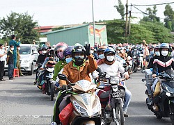 Công an, CSCĐ tràn xuống đường vẫy tay tạm biệt đoàn người lao động đi xe máy rời Đồng Nai về quê