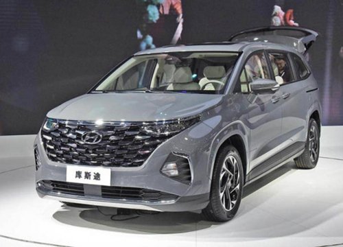 Hyundai Custo có giá bán thấp hơn so với đối thủ Kia Carnival