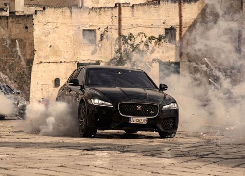 Jaguar XF rượt đuổi ngoạn mục trong phim James Bond mới 'No Time To Die'