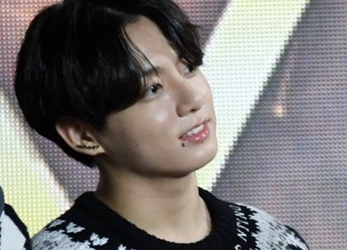 Jungkook (BTS) vừa chấm nhẹ 1 điểm nhấn gần môi đã làm fan phát cuồng, leo thẳng top trending vì quá quyến rũ!